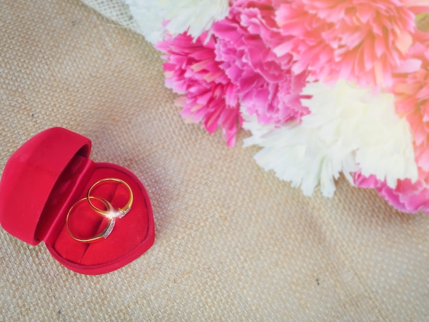 dois anéis com flor rosa para casamento