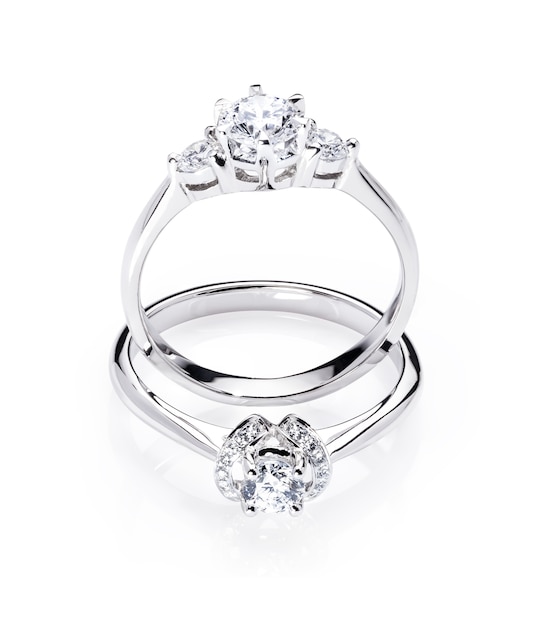 dois anéis de casamento de noivado de diamante no fundo branco isolado