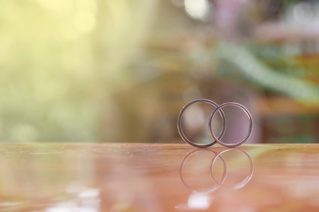 Foto dois anéis de casamento na mesa para o dia dos namorados ou plano de fundo do casamento