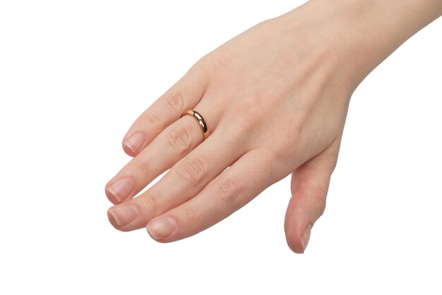 Dois anéis de ouro em uma mão de mulher isolados em um fundo branco