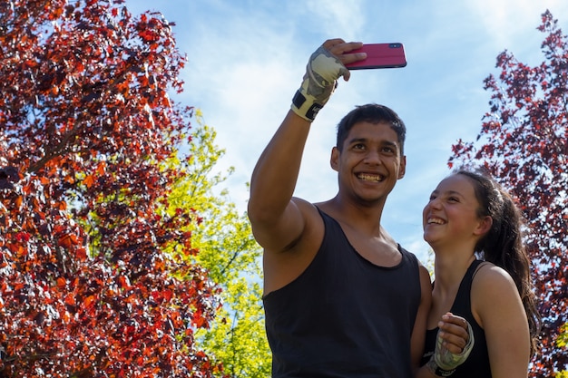 Foto dois atletas tirando uma selfie durante o treinamento ao ar livre