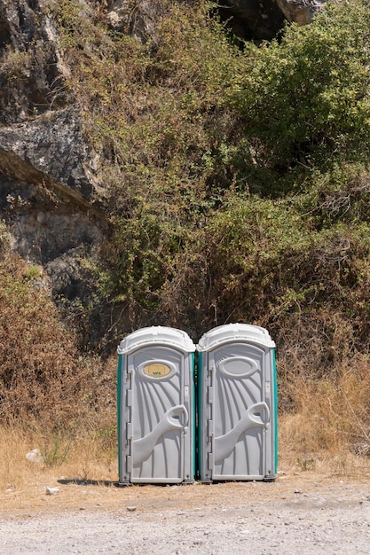 Dois biobanheiros públicos no fundo das montanhas