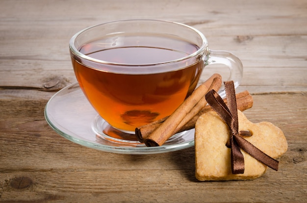 Dois biscoitos em forma de coração e uma xícara de chá