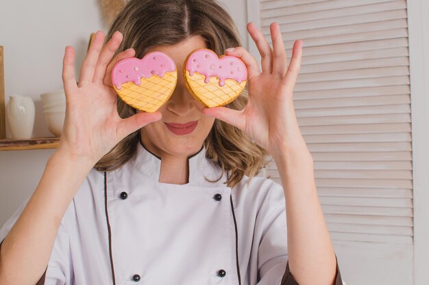 Dois biscoitos em forma de coração na frente dos olhos