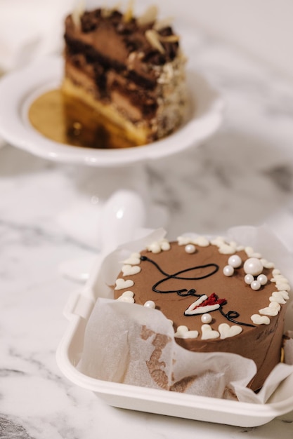 Dois bolos de bento diferentes na mesa branca pequeno bolo de bento para uma pessoa como presente para o feriado