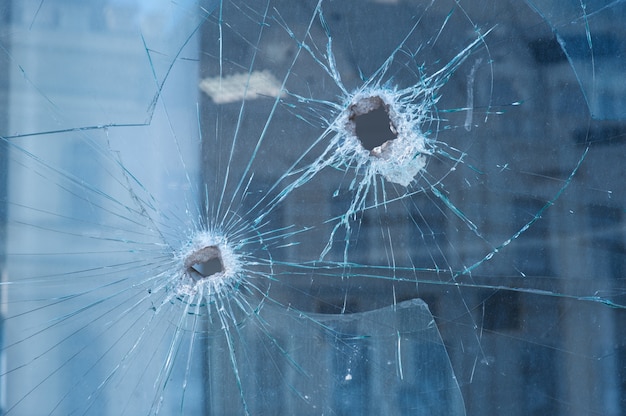 Dois buracos de bala nas janelas de vidro