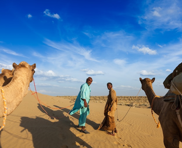 Dois cameleiros (camel drivers) com camelos nas dunas de thar deser