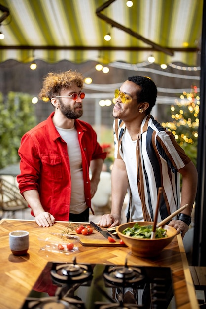 Dois caras cozinhando saudável juntos em casa