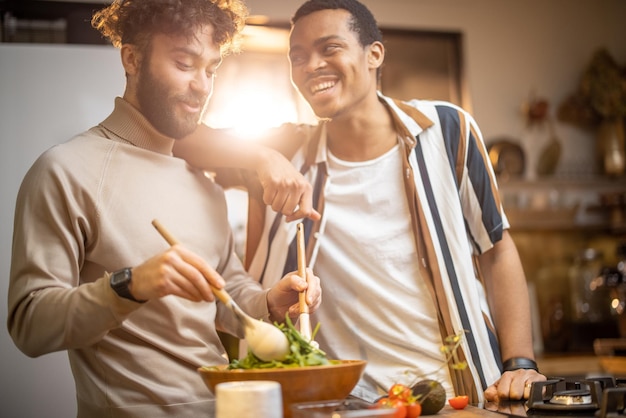 Dois caras cozinhando saudável juntos em casa