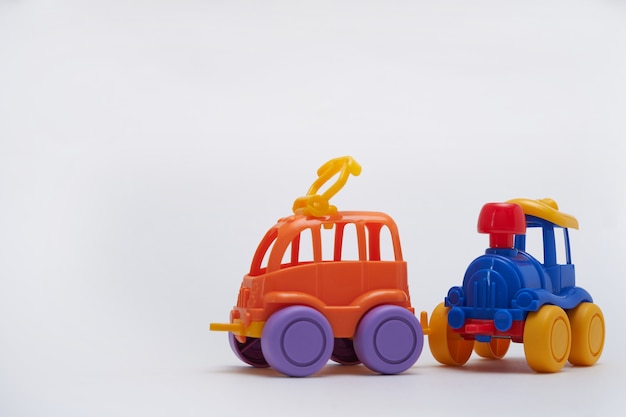 Dois carros de brinquedo isolados