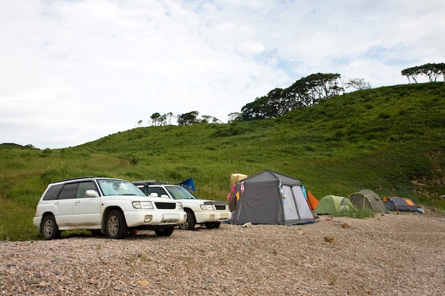 Dois carros e acampamento na costa do mar