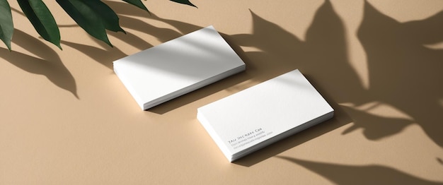 Dois cartões de visita brancos em branco em uma superfície bege perfeitos para modelos de marca