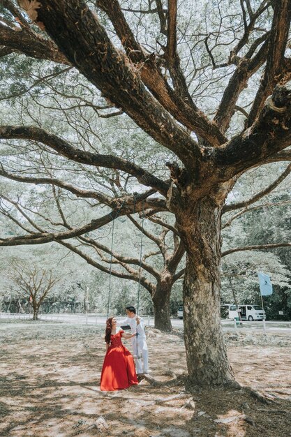 Foto dois casais numa sessão pré-nupcial.