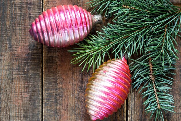 Dois cata-ventos de brinquedo vintage de natal rosa em galho de pinheiro