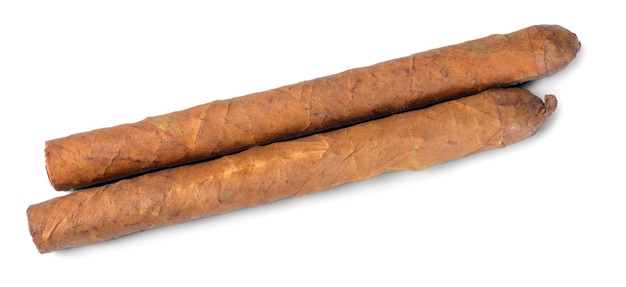 Dois charutos marrons ou cigarros isolados em Cuba branca e charutos havana fumando