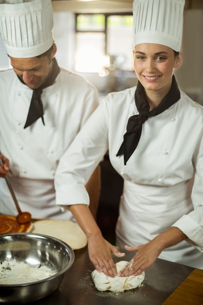 Dois chefs de cozinha fazendo massa de pizza