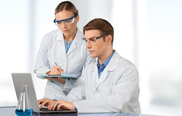 Dois cientistas conduzindo pesquisas em um ambiente de laboratório