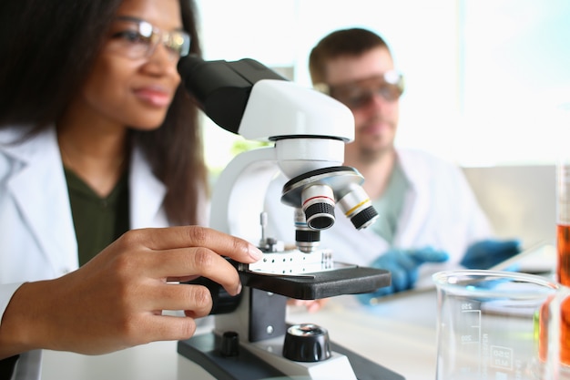 Foto dois cientistas de um estudante químico estão conduzindo