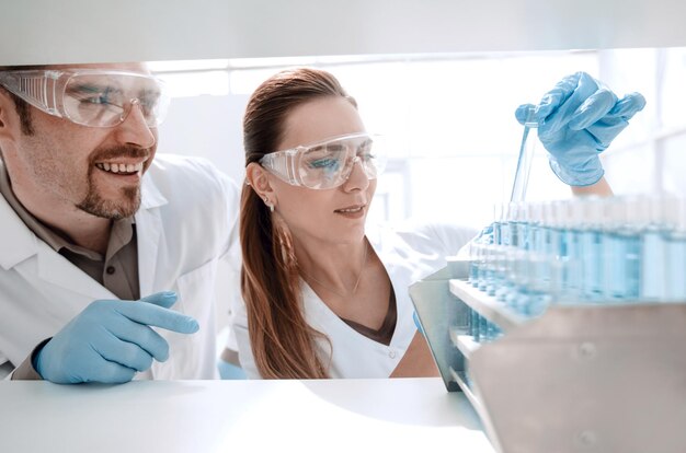 Dois cientistas fazendo testes em laboratório