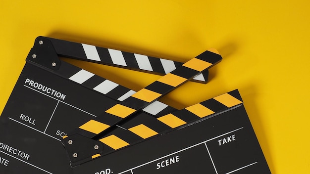 Dois claquete preto e amarelo ou filme slate.it usam na produção de vídeo, cinema, indústria do cinema em fundo amarelo.