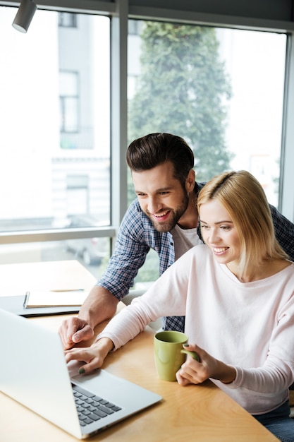 Dois colegas alegres no escritório de coworking