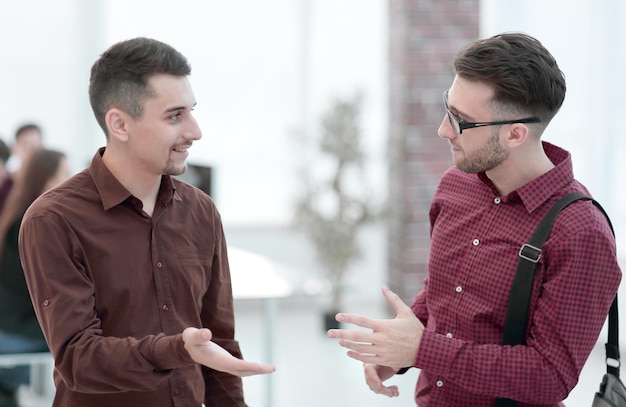 Foto dois colegas conversando no escritório