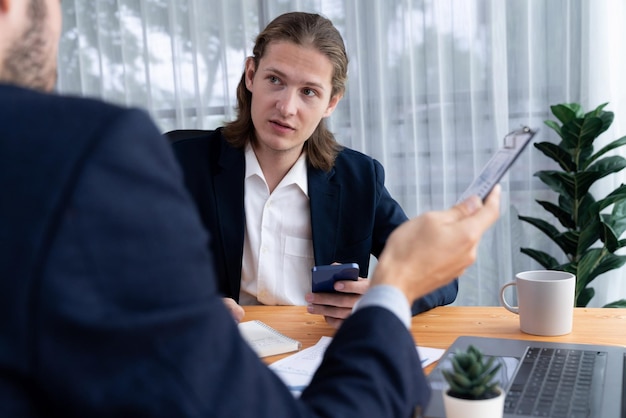 Dois colegas corporativos colaboram e discutem ideias na Entidade do escritório