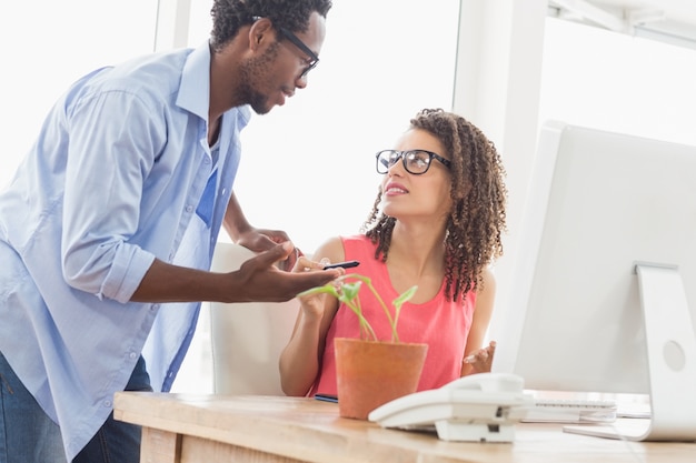 Dois colegas de trabalho criativos conversando juntos