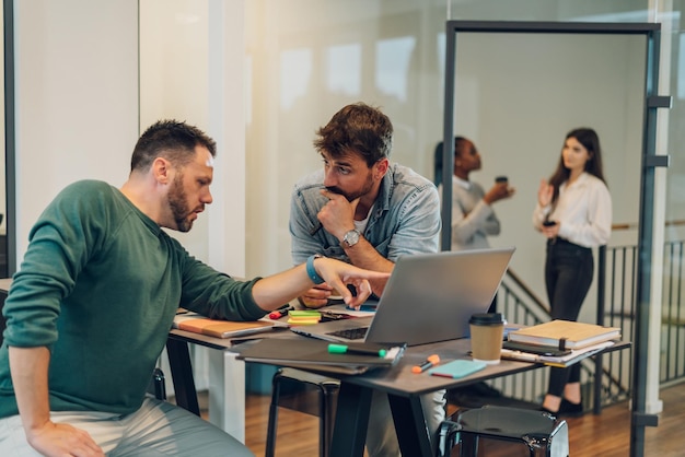 Dois colegas de trabalho trabalhando juntos no escritório