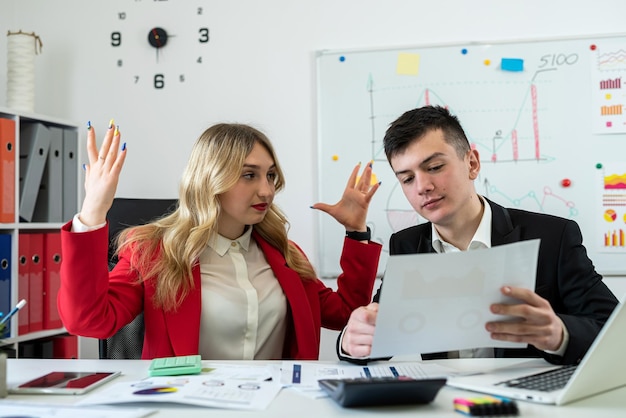 Dois colegas discutindo gráficos e gráficos de documentos de negócios no escritório Relatório de análise de trabalho em equipe bem sucedido e conceito de estratégia