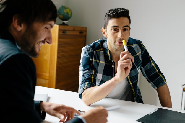 Dois colegas sentados à mesa no escritório