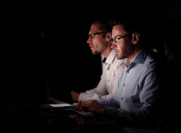 Dois colegas sentados no Deskisolated em preto