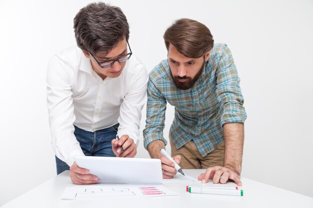 Foto dois colegas trabalhando juntos no escritório