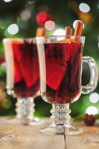 Dois copo de vinho quente de Natal ou gluhwein.