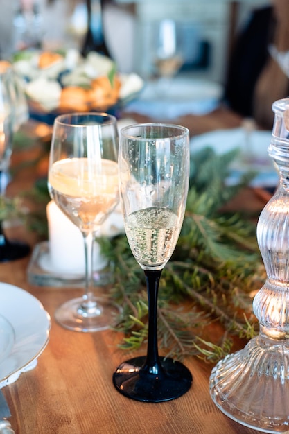 Dois copos com álcool na mesa de ano novo copo de champanhe e coquetel com limão em um copo