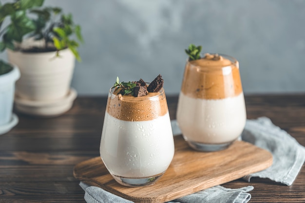 Dois copos com gotas de água de Dalgona café espumante tendência coreano beber café com leite com espuma de café