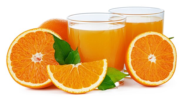 Dois copos com suco de laranja fresco isolado no branco