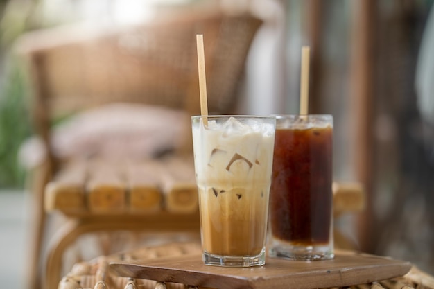 Dois copos de café gelado sobre uma mesa