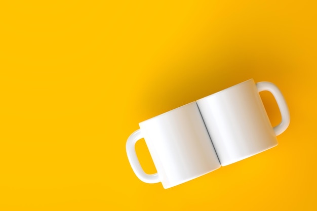 Dois copos de cerâmica branca ou caneca vazia para bebida de café ou chá em fundo amarelo vista superior renderização 3D