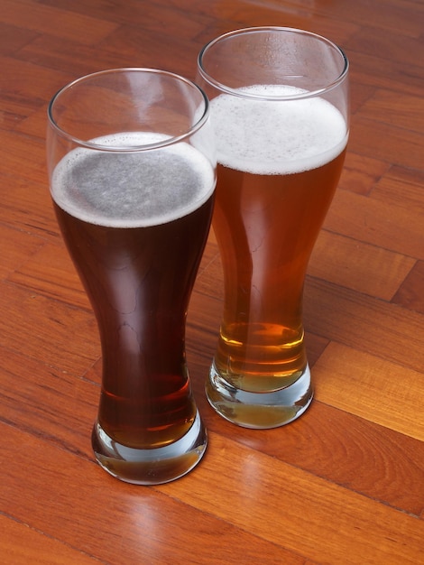 Dois copos de cerveja alemã