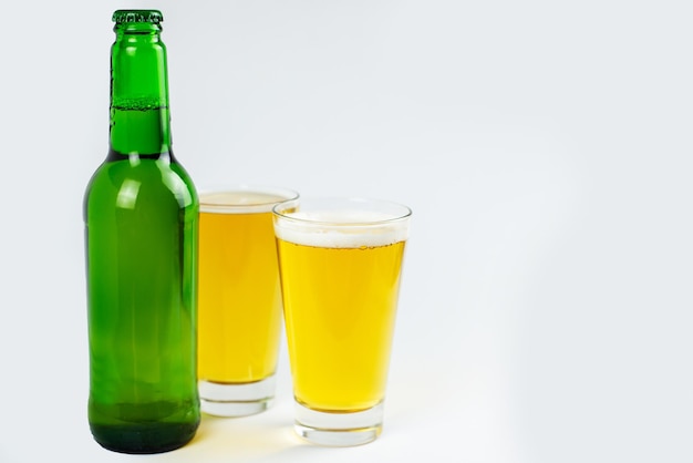 dois copos de cerveja gelada fresca conceito de dia de são patrício