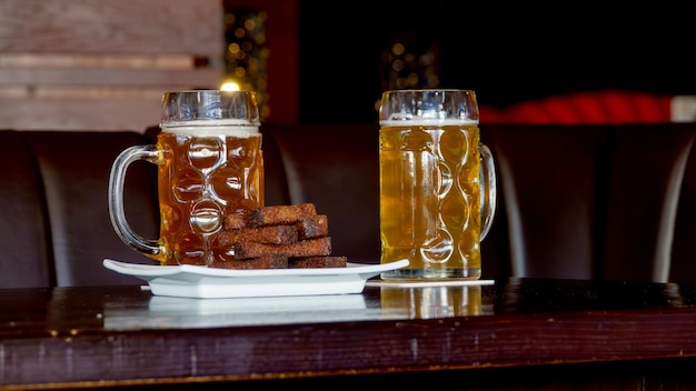 Dois copos de cerveja light estão sobre uma mesa