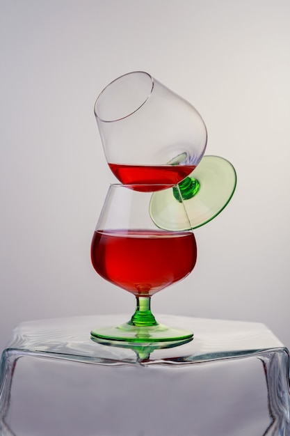 Foto dois copos de conhaque ou conhaque e garrafa de mesa de madeira.