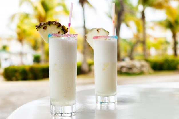 Dois copos de coquetel de piña colada