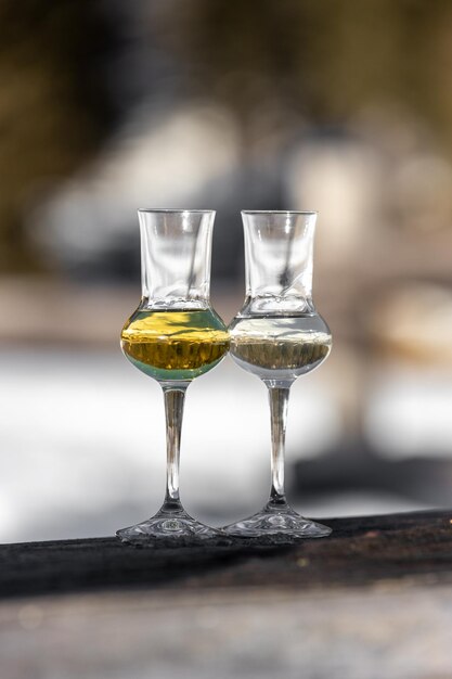 Dois copos de grappa em Cortina Dampezzo, Itália.