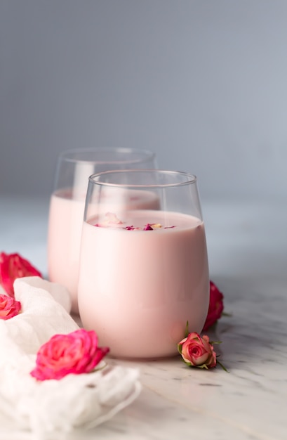 Dois copos de leite da lua, preparados com rosa rosa flowe