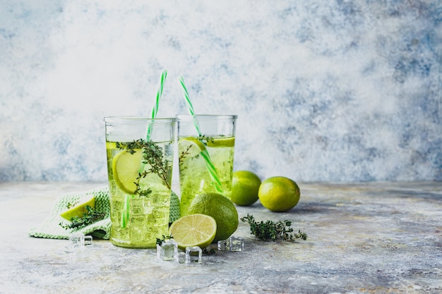 Dois copos de limonada de limão com tomilho e gelo