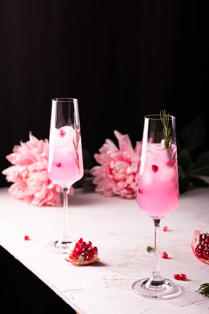 Dois copos de limonada espumante de romã rosa para a festa