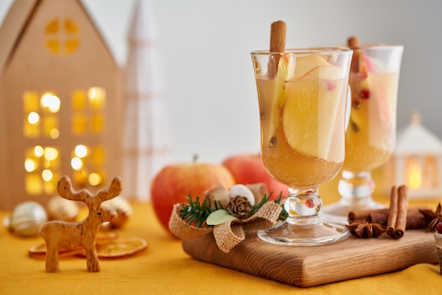 Dois copos de maçã quente de inverno natal gluhwein. Álcool vinho quente branco. cidra de maçã