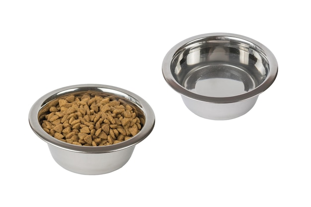 Dois copos de metal com comida seca e água para animais isolados em um fundo branco Acessórios para animais